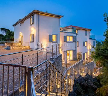 IZVRSNA INVESTICIJSKA PRILIKA 50 M OD MORA - cover