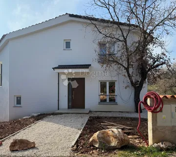 VILA S BAZENOM OKRUŽENA ZELENILOM - ČEKA NA VAS! - cover