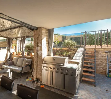 DVOSOBNI STAN S VRTOM - 150m od mora, 1/1 vlasništvo! - cover