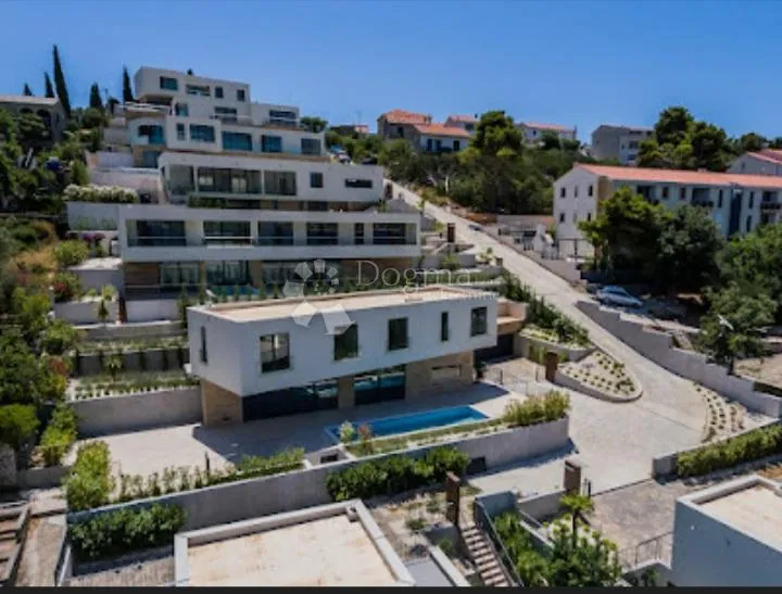 Moderna vila sa bazenom,drugi red od mora   III - cover