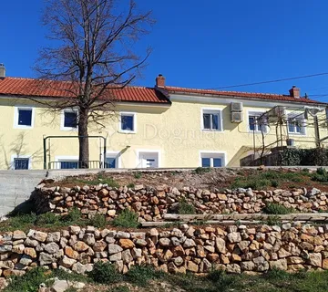 Hreljin, kuća sa 2 dvoetažna stana, okućnica, parking - cover