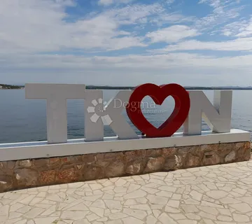 Stoljetna kamena kuća u centru mjesta – idealna za investiciju! - cover