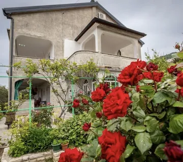 Apartmanska kuća - cover