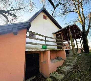 Kuća za odmor s tri podruma i dvorištem - cover