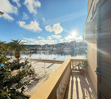 Stan na rivi s otvorenim pogledom na more - cover