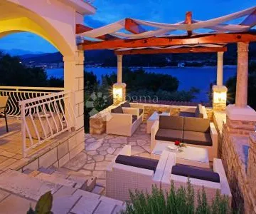 Mali obiteljski hotel, prvi red do mora, Vela Luka - cover