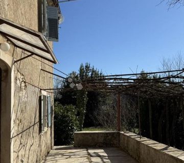 PREKRASNA KAMENA KUĆA SA PROSTRANOM OKUĆNICOM U SRCU MJESTA - cover