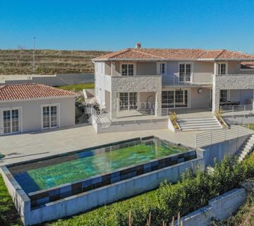 Prestižna vila u okolici Poreča s 4 spavaće sobe i bazenom - cover