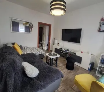 Lijepo uređen stan sa balkonom na odličnoj lokaciji - cover