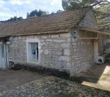 TRADICONALNA KAMENA KUĆA U VELOJ LUCI - cover