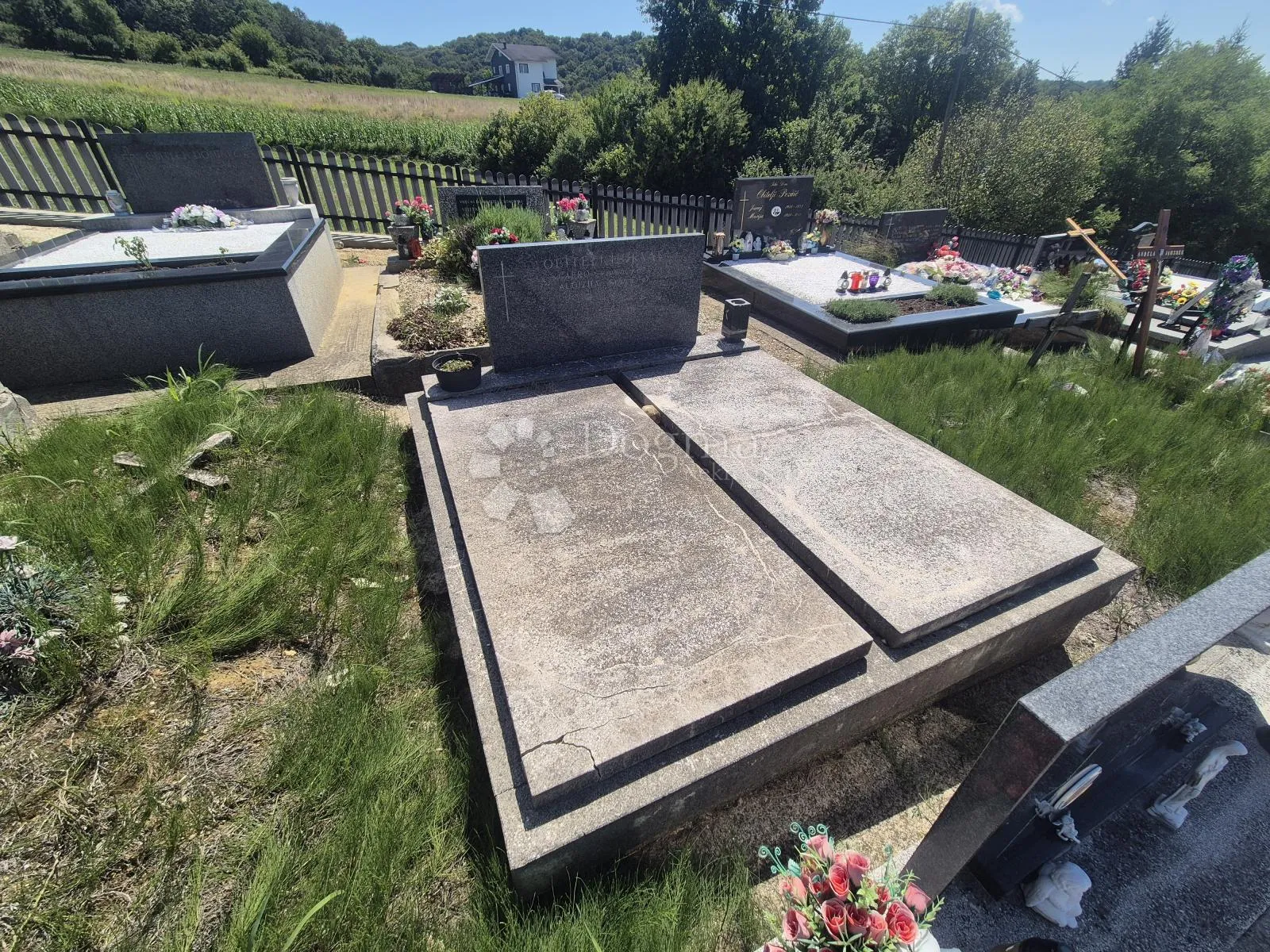 Grobno mjesto na groblju u Maču - 2 grobna mjesta dostupna - cover