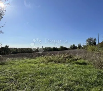  GRAĐEVINSKO ZEMLJIŠTE NA RUBU SELA, 20 MIN OD POREČA! - cover