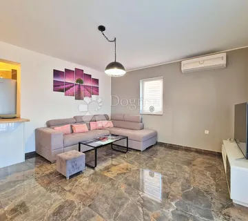 Odličan četverosobni stan u Pobrima - cover