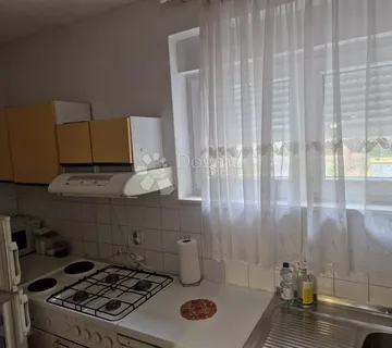 TROGIR - STAN U PRIZEMLJU S DVIJE SPAVAĆE SOBE  - cover