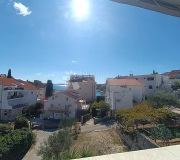 SAMOSTOJEĆA KUĆA S DVORIŠTEM, SAMO 80 METARA OD MORA - cover