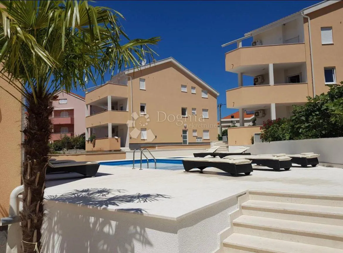 PRILIKA! Villa s 3 apartmana - 100m od mora - cover