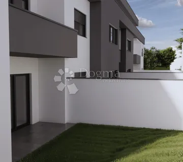 Funkcionalan trosoban stan s dvorištem  - cover