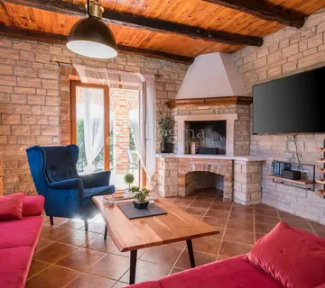 Prekrasna vila s bazenom – Idealna prilika za investiciju! - cover