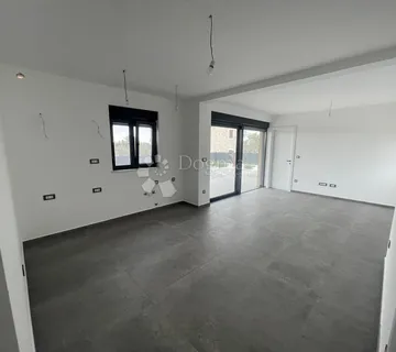 TOP LOKACIJA MURTER – STAN S DVORIŠTEM, 2 PARKINGA I TERASOM - cover