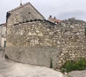 Investicijska nekretnina u Skradinu – autentična kamena kuća s potencijalom - cover