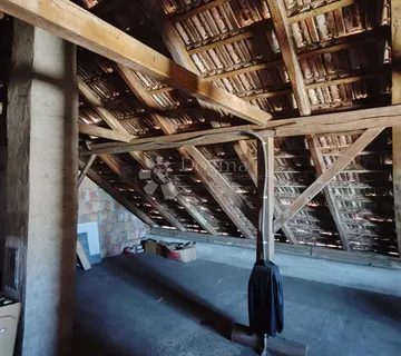 Prostrana obiteljska kuća s pomoćnim zgradama i oranicom – odlična prilika! - cover