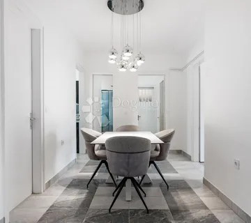 RIJEKA CENTAR ADAPTIRAN 3S+DB I GARAŽA - cover