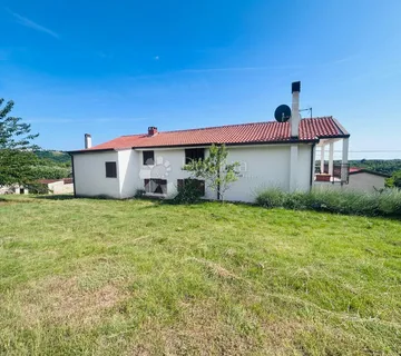 Prilika!Kuća s dva stana + 8153 okućnice - Buje - cover