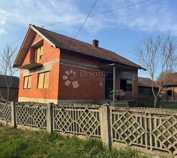 Mir i priroda: kuća s gospodarskim objektima i voćnjakom - cover