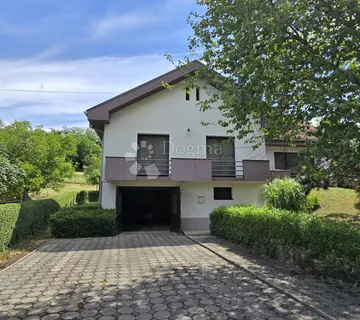 Kuća u zagrljaju šume - cover