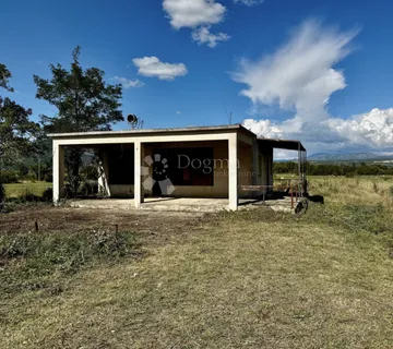 Samostojeća prizemnica s velikim zemljištem – prilika za renovaciju - cover