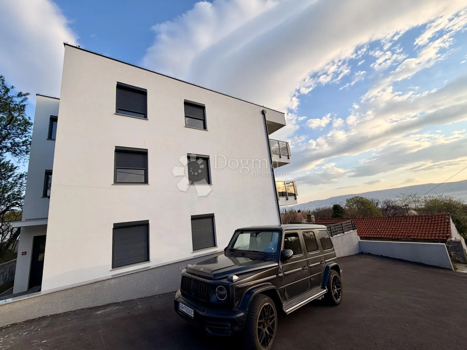 PRILIKA!! Novogradnja sa pogledom na more Povile - cover