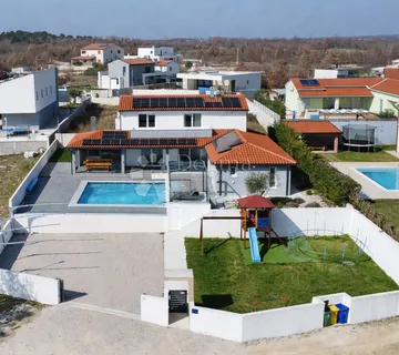 PREKRASNA VILA U ZELENILU NA MIRNOJ LOKACIJI - cover