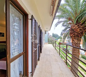 LJETNI POPUST! PROSTRAN APARTMAN 400 M DO MORA! PRILIKA - cover