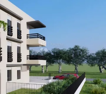 Trosoban stan s vrtom i 2 paking mjesta u Kaštel Starom! - cover