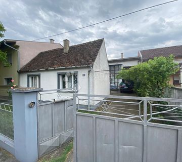 KUĆA S TRI STANA – IDEALNO ZA INVESTICIJU ILI VELIKU OBITELJ - cover