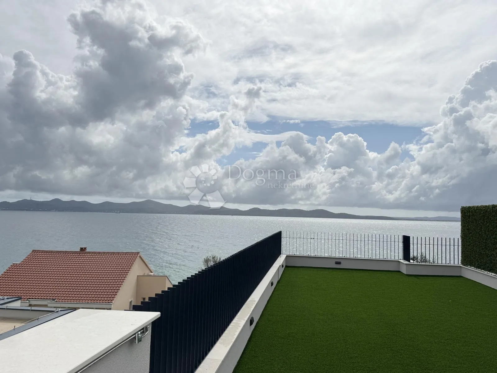 DIKLO – EKSKLUZIVNI PENTHOUSE S8, 50 m OD MORA – S KROVNOM TERASOM - cover