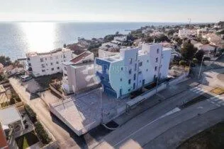 PETRČANE - S1 TROETAŽNI STAN S POGLEDOM NA MORE, VRT, KROVNA TERASA - cover