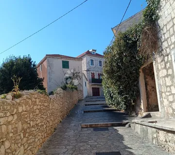 Šarmantna stara kuća za adaptaciju s pogledom na more - Supetar