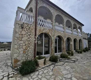 Apartmanska kuća Vir