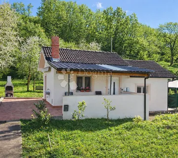 Renovirana namještena prizemnica s prostranom okućnicom - Butoniga, Pazin