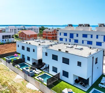 Luksuzna dvojna kuća s bazenom – Privlaka, 150 m od mora S3