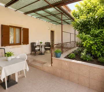Kuća u nizu u srcu mjesta udaljenog 7km od Pule – 120 m² + dodatno dvorište 68 m² - Loborika, Marčana