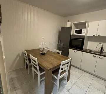 Predivna kamena višekatnica u centru Vodica - Vodice
