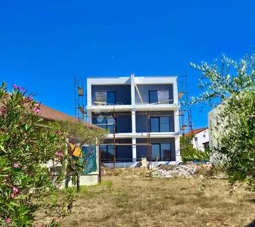 Veličanstveni stan s pogledom na more i sa dvije terase - moguće useljenje - Pag