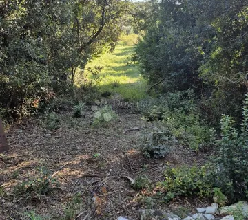 Prodaje se građevinsko zemljište površine 1024 m2 - Banjole, Medulin