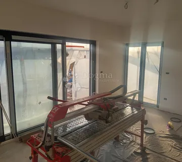Prodaja stana u Puli, novogradnja, 60 m², 2SS+DB, prizemlje - Pula