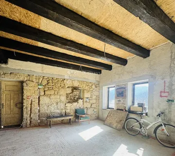 Kamena kuća s projektom i novim krovom-168m2+2300m2 poljop. terena, panoramski pogled na prirodu - Lič, Fužine
