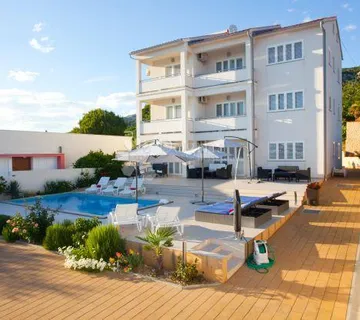 Luksuzna kuća s bazenom i apartmanima na Rabu - cover