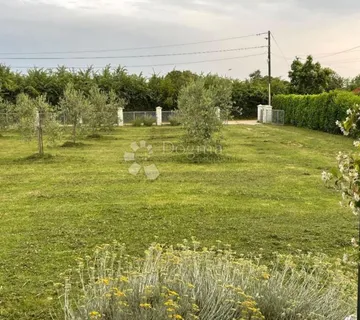 Prostrano građevinsko zemljište blizu Pule – savršeno za više kuća - Loborika, Marčana