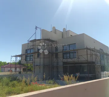 Dvoetažna kuća s bazenom-500m od mora - Privlaka